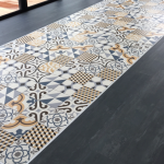 Mixer du parquet et des carreaux de ciment