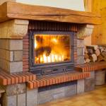 Cheminée en pierre à foyer fermé avec insert sur mesure