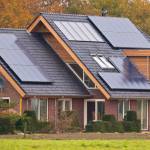 Panneaux solaires sur toiture maison individuelle