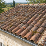 Tuiles fissurées ou déplacées : des signes qui justifient de faire vérifier sa toiture par un professionnel.