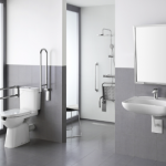 Vaste salle de bains PMR avec douche de plain pied Yvelines