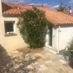 Relooking de terrasse avec remplacement du revêtement de sol par un dallage en travertin - Nantes 44