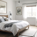 Un vent de fraîcheur souffle sur cette chambre en pleine transformation ! Entre peinture, mobilier et décoration, chaque élément est repensé pour créer un espace chaleureux et accueillant.