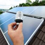 Installer des panneaux solaires pour se chauffer.