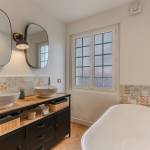 Rénovation salle de bain avec baignoire et petit dressing