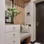 Un dressing, des tiroirs et un banc pour une entrée chic et pratique