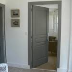 porte et contours de porte assortis, gris