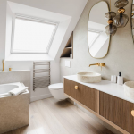 Salle de bain lumineuse et bien aménagée