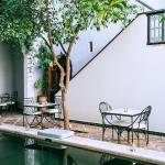 Opter pour une piscine semi-enterrée