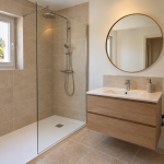 Une salle de bain fonctionnelle aux finitions sobres : un exemple d’aménagement pour préparer votre projet de rénovation.