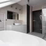 Superbe salle de bain sous combles avec douche et baignoire îlot