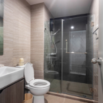 Salle de bain sans fenêtre : comment l’aménager à Val d’Europe ?