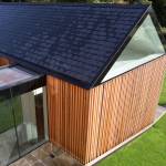 Une extension bois avec vitres.
