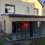 extension en bois aux parois vitrées