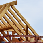 Surélever sa toiture : la solution maligne pour agrandir sans empiéter sur le jardin