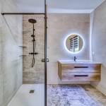 Magnifique éclairage par le miroir rond