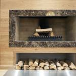 La cheminée à foyer ouvert apporte une véritable touche d'authenticité à un intérieur.