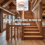 Escalier en bois massif dans un chalet contemporain en Haute-Savoie avec vue sur les montagnes – exemple de réalisation La Maison Des Travaux.