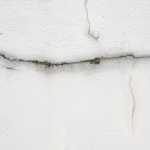Astuces pour réparer une fissure dans un mur