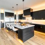 L'îlot central, pièce maîtresse d'une cuisine rénovée à Deauville