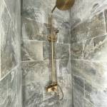 Harmonie entre marbre et colonne dorée 