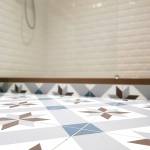 Carreaux de ciment dans une salle de bain à Beauvais, Oise, 60