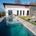 Comment bien aménager les abords autour d'une piscine ?