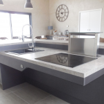 Cuisine : plan de travail ajustable en hauteur