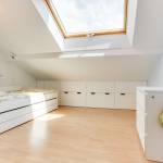 Chambre d'enfant avec grande fenêtre Vélux dans le Grésivaudan