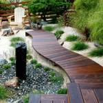 Allée de jardin en bois