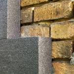 couche d'isolant sur mur en brique