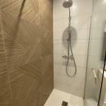 Création d'une salle de bain, carrelage texturé à La Madeleine 
