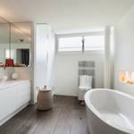 Poser du parquet dans sa salle d’eau, c’est possible 