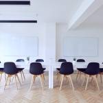 Salle de réunion lumineuse pour cette société du Chesnay