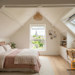 Gagner de la place et de la clarté : l'installation de fenêtres de toit et d'une verrière balcon transforme ces anciens combles sombres en une chambre spacieuse et aérée