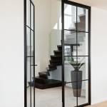 Une porte verrière apportera du cachet à votre intérieur (ici : Tijdloos project Diksmuide sur Hoog.Design)