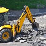 tractopelle effectuant des travaux de voirie dans le Grésivaudan