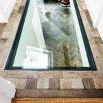 Aménagement de souplex : pensez au plancher de verre (photo : Pinterest)