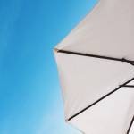 Un parasol sous le ciel. bleu