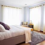 Une chambre parentale doit être à la fois cosy et fonctionnelle.