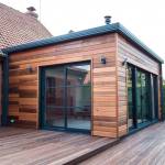 extension bois à toit plat avec baiex vitrées coulissantes