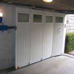 Porte de garage sectionnelle avec hublots décoratifs