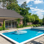 piscine avec rebord haut en beton