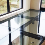 Plancher en verre noir