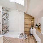 authenticité et luminosité pour cette salle de bain sous pente