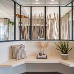 Un espace transformé : cette entrée rénovée allie esthétique et fonctionnalité,créant une transition harmonieuse entre l'extérieur et le salon grace à des matériaux modernes et une décoration soignée.