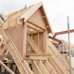 Une extension de maison avec une surélévation bois.