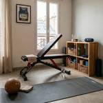 un ancien bureau transformé en salle de sport lumineuse