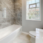 Rénovation de salle de bain à Val d’Europe : bien choisir son carrelage mural