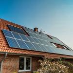 Panneaux solaires toit maison